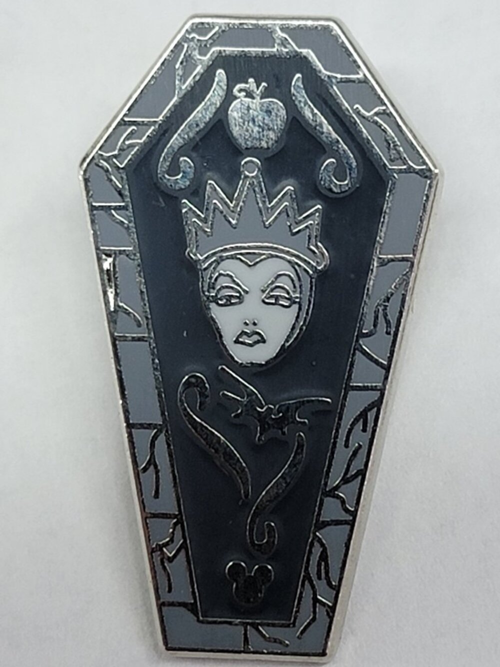 DISNEY Pin Trading ~ Villain Coffin Series ~ Evil Queen ~ Hidden Mickey ~ 2012